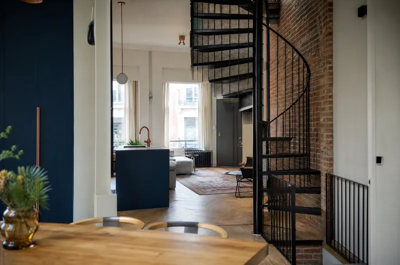 Escalier en colimaçon tout acier au style industriel