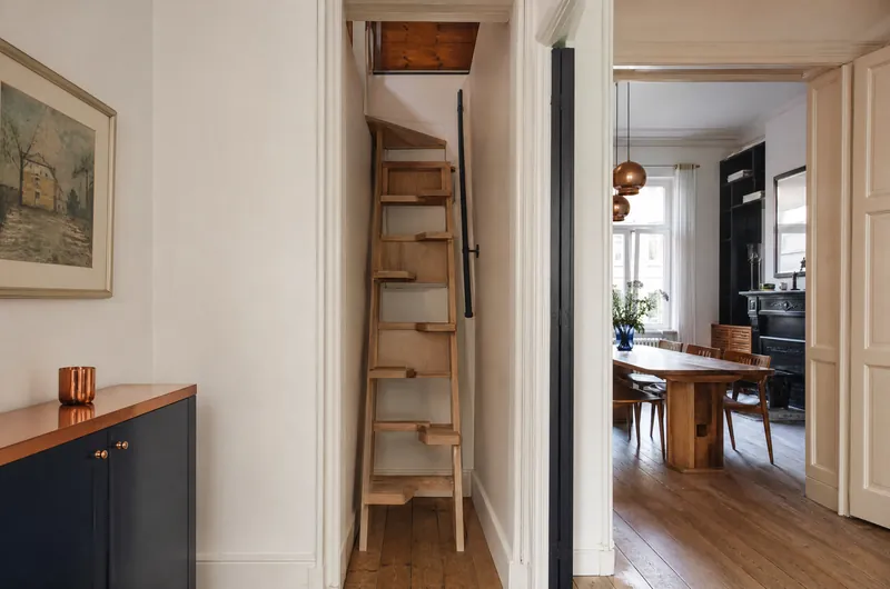 Escalier à pas décalés en chêne pour accéder aux combles